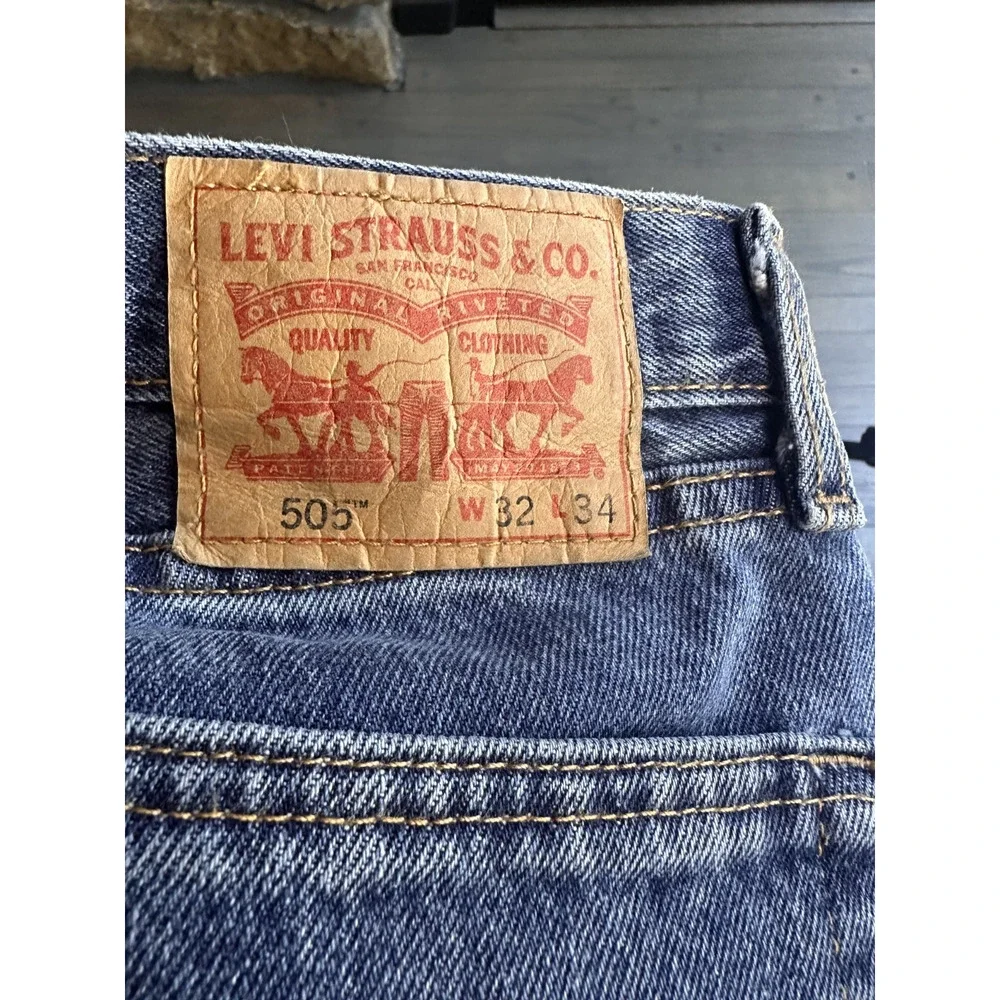 Levi's 505 Men’s Blue Medium Wash Straight Regular Fit Denim Jeans. 32x34